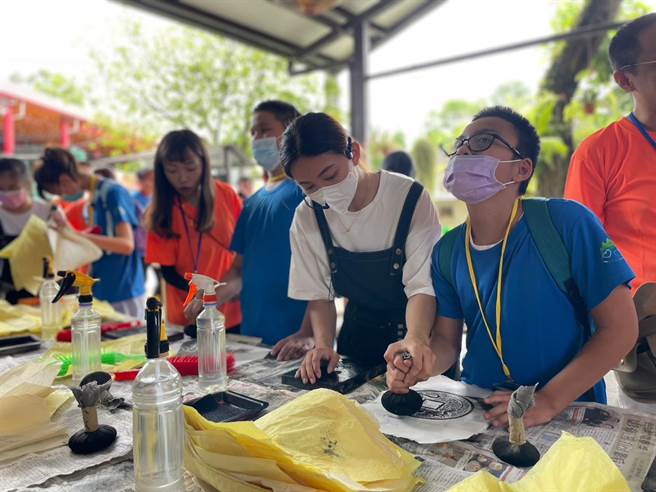 视障学员在广兴纸寮体验传统手工制纸、传统拓印等技法，学员觉得手作纸跟机器纸的触感很不一样。（南投县教育处提供／杨静茹南投传真）