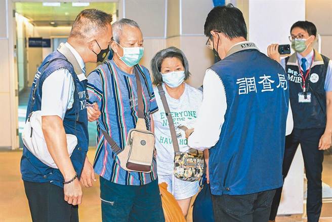 「列治文」公司负责人陈智灿（左二）、刘美雪（左三）夫妇，吸金39亿元后，2人遭通缉21年，调查局18日押解2人返台。（本报资料照）