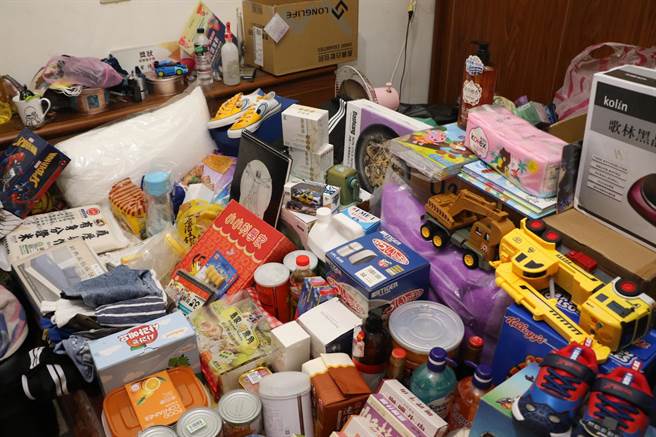 爱的延续公益协会募集大批民生物资捐赠给阿琴。（新北市社会局提供）