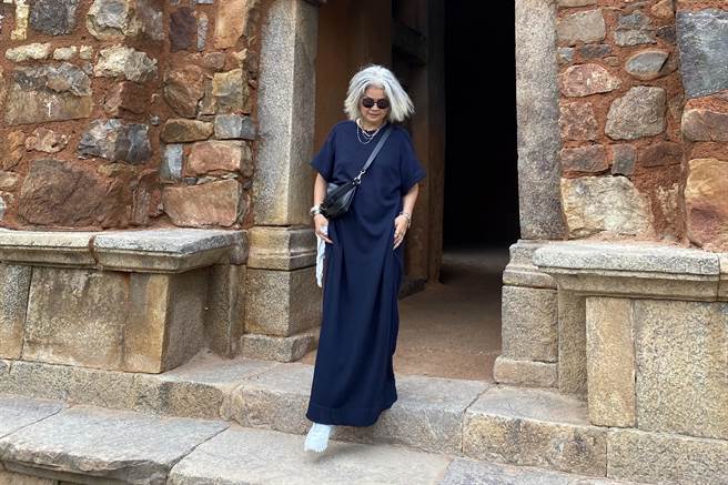 JAMEI CHEN 设计师陈季敏穿着23秋冬胶囊系列到印度旅行寻找设计灵感。（JAMEI CHEN 提供）