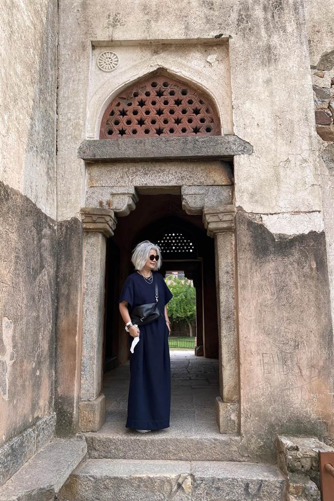 JAMEI CHEN 设计师陈季敏穿着23秋冬胶囊系列到印度旅行寻找设计灵感。（JAMEI CHEN 提供）