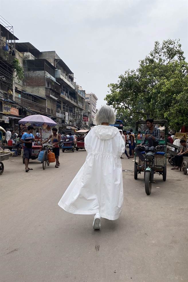 JAMEI CHEN 设计师陈季敏穿着23秋冬胶囊系列到印度旅行寻找设计灵感。（JAMEI CHEN 提供）