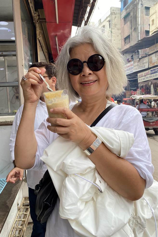 JAMEI CHEN 设计师陈季敏穿着23秋冬胶囊系列到印度旅行寻找设计灵感。（JAMEI CHEN 提供）