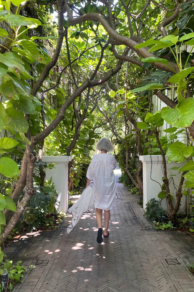 JAMEI CHEN 设计师陈季敏穿着23秋冬胶囊系列到泰国旅行寻找设计灵感。（JAMEI CHEN 提供）