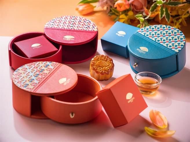台北文华东方酒店今年特别推出以糖渍柠檬香丝搭配白凤豆沙制成的单入广式月饼礼盒。（文华东方提供）