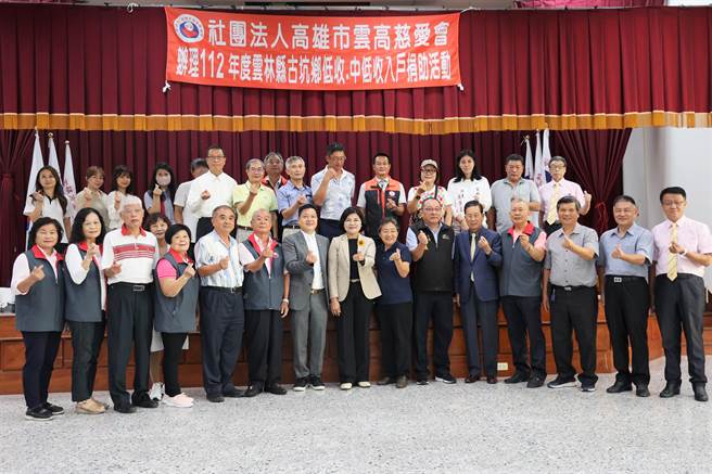 来自高雄的「云高慈爱会」成立20年来每年回母县云林捐款，完成巡迴20乡镇市发放清寒助学金，19日再捐给古坑乡405户低收、中低收入户，总计捐出121万5000元。（周丽兰摄）