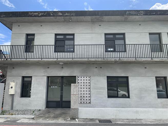 位于洁西艾美酒店（东洋广场）旁閒置多年的老建物，近期监察院花莲审计室提出，文化局动用0206捐款修缮缺乏适正合理。老屋整建后外观如新。（王志伟摄）