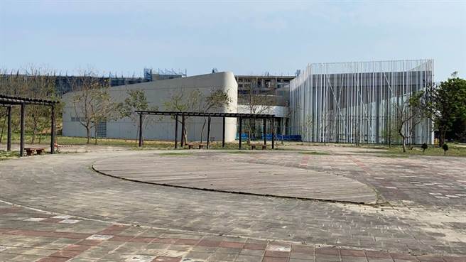 桃园市杨梅区公所兴建上田市民活动中心，预计今年9月底前补足内部设备并开馆启用。（杨梅区公所提供／蔡明亘桃园传真）