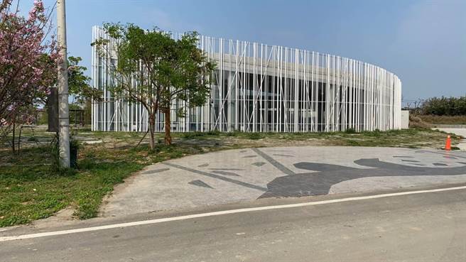 桃园市杨梅区公所于和平森林公园兴建上田市民活动中心，去年9月完工，目前正陆续补足内部设备，预计9月启用。（杨梅区公所提供／蔡明亘桃园传真）
