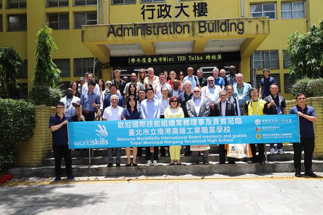 国际技能组织（WorldSkills International，WSI）今年7月中旬率各国代表参访台北市南港高工。（南港高工提供／蔡佩珈台北传真）