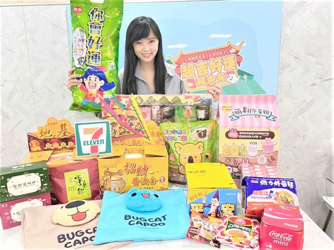 7-11自26日起至9月5日，門市推出「超吉好運拜中元」主題專案架，普渡供品相當齊全。（7-11提供／朱世凱台北傳真）