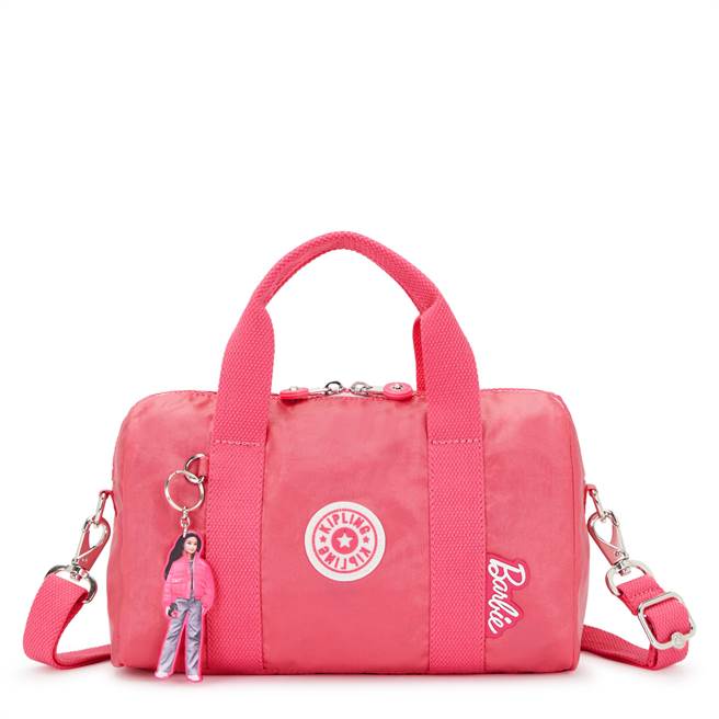 Kipling x BARBIE俏麗芭比粉中型手提圓筒包-BINA M ，5280元。（Kipling提供／林欣儀台北傳真）