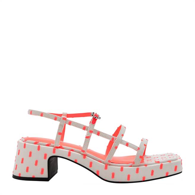 CHARLES ＆ KEITH Selene小花釦厚底粗跟涼鞋，1990元。（CHARLES ＆ KEITH 提供／林欣儀台北傳真）