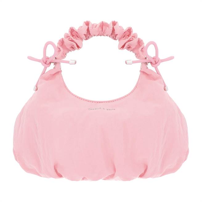 CHARLES ＆ KEITH Maisy抓皺彎月包，2390元。（CHARLES ＆ KEITH 提供／林欣儀台北傳真）