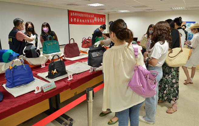 im.B吸金犯名牌包拍卖得款419万，爱马仕KELLY包抢标26次。（台北分署提供）