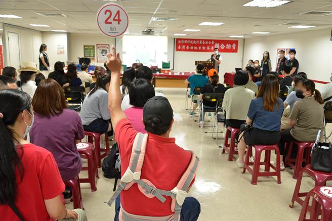 im.B吸金犯名牌包拍卖得款419万，爱马仕KELLY包抢标26次。（台北分署提供）