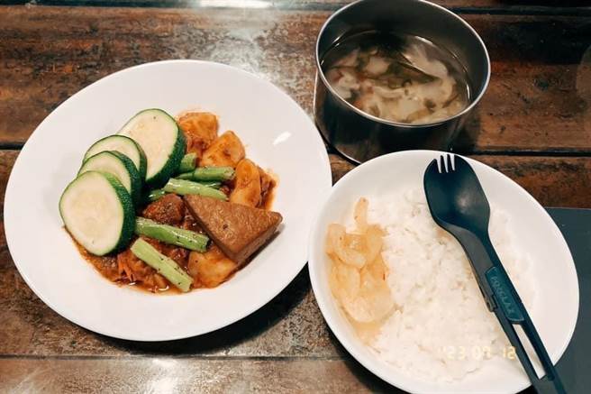 山友痛斥能高越岭道天池山庄的餐点太废，批评汤跟白开水一样、栉瓜是生的...以为被教召。（民眾提供／杨静茹南投传真）