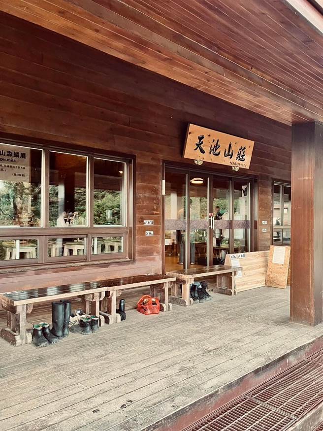 能高越岭道的天池山庄自2013年整建后，被山友誉为五星级山屋，加上沿途高山美景秀丽，吸引大批山友造访。（民眾提供／杨静茹南投传真）