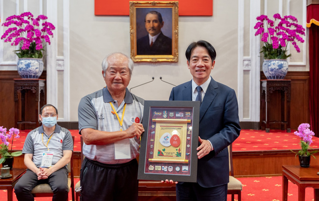 2023夏季世界特殊奥林匹克运动会代表团团长李锡津（左）致赠副总统赖清德（右）纪念品。（总统府提供／陈筱琳台北传真）