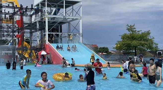 游客说，今天看救生员都很认真确认下方水床没人，才依序让游客滑下去。（吴佩蓉摄）