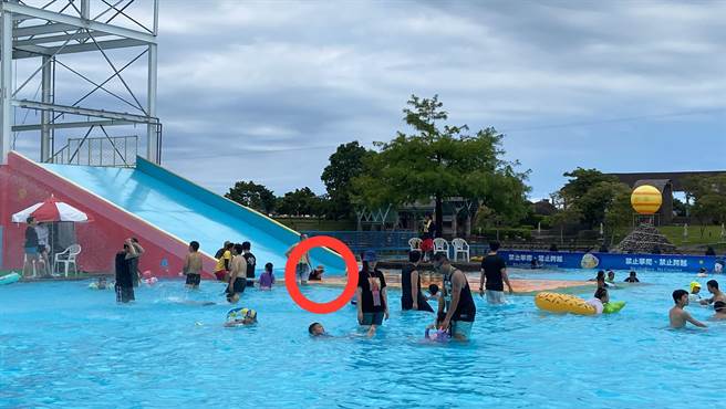 工作人员有发现水床破洞，立即做修补动作。（吴佩蓉摄）