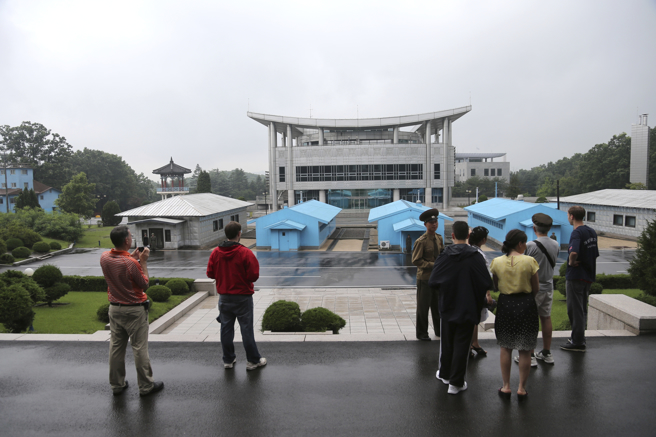 美國二等兵金恩在參觀兩韓邊境板門店「和平村」時，「蓄意且未經許可」地跨界進入北韓。（圖/美聯社）