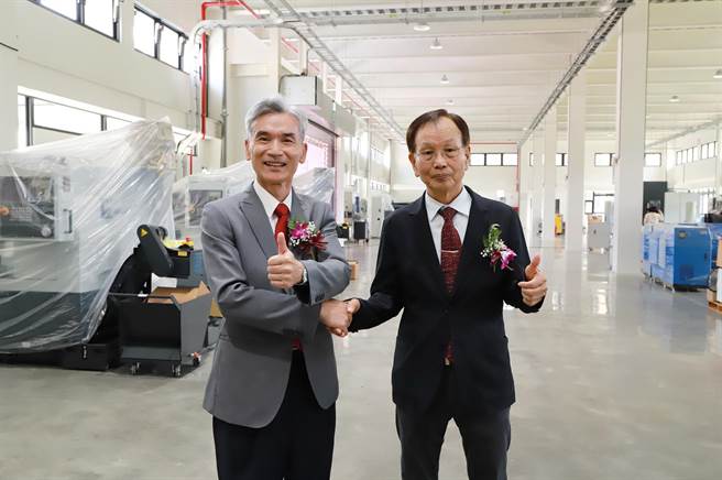 兴大「智慧机械研发中心」落成揭牌仪式由兴大校长薛富盛（左）主持，程泰集团董事长杨德华（右）捐赠主要建造经费。（兴大提供／陈淑芬台中传真）