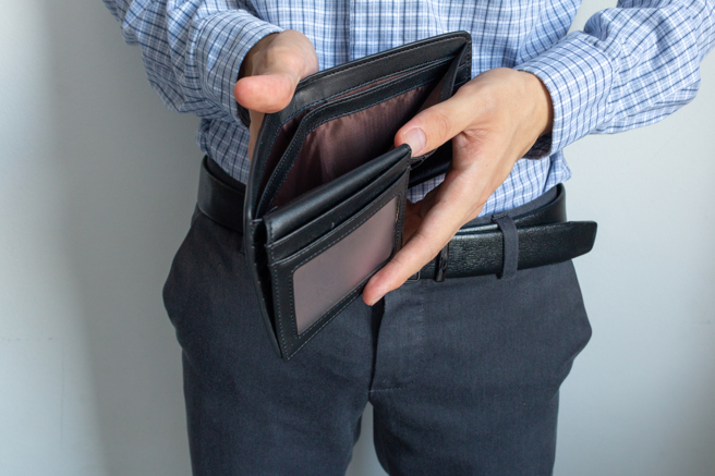 一名男网友表示，贷款买房后让他的生活变得痛苦，每个月基本开销加上房贷，就要支出高达7万元。（示意图／shutterstock）