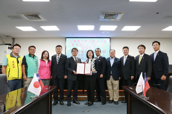 臺南市议长邱莉莉率议会与日方五位重要代表召开准备会议。(戴志扬翻摄)