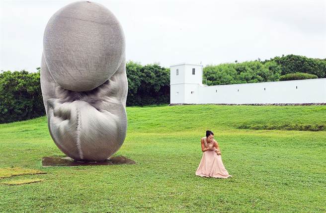 国际舞蹈家简佩如获邀在雕塑大师康木祥作品前演出，舞出刚与柔的结合。（垦管处提供／林和生屏东传真）