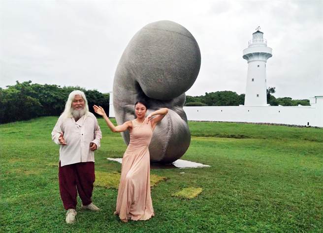 国际舞蹈家简佩如（右）与雕塑大师康木祥跨域合作，选在鹅銮鼻灯塔前舞出刚与柔。（垦管处提供／林和生屏东传真）