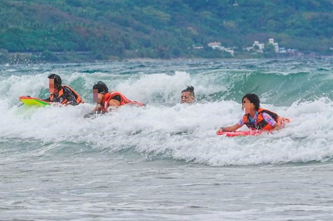 杉原湾每年4月至9月提供海域安全服务，戒护范围内可进行沙滩戏水及游泳；戒护范围外是无动力水域游憩活动区域。（台东县政府提供／萧嘉蕙台东传真）