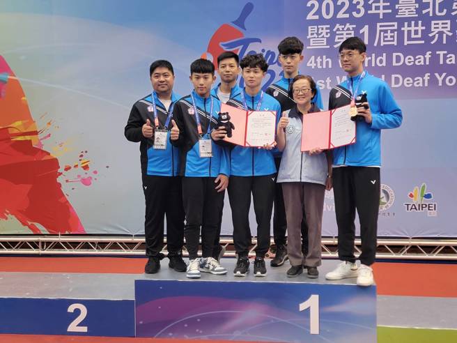 王顗翔（前中）在2023第4届世界听障桌球锦标赛个人进帐1金1银。（中华民国听障者体育运动协会／陈筱琳台北传真）
