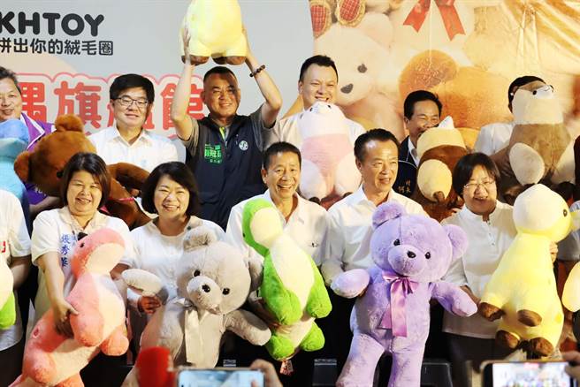 金兴玩具斥资近4亿在嘉义县民工业区打造全台首间玩偶旗舰馆「KHTOY旗舰馆」，今开幕剪彩，参与贵宾抱着大玩偶都笑了！（吕妍庭摄）