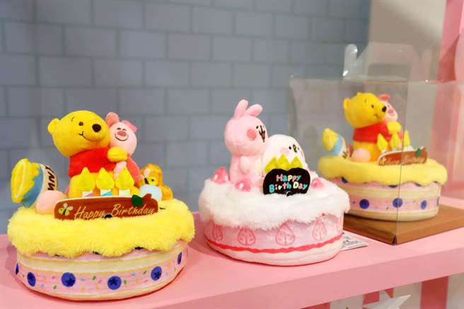 旗舰馆推出市面首创「感应吹熄亮灯绒毛蛋糕」。（吕妍庭摄）