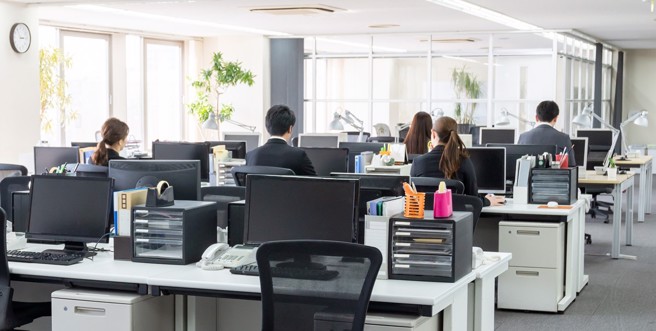 一名女网友说，某天办公室只有她和另一名同事，对方走过她身边时，突然把衣服拉高袒露身体。（示意图／shutterstock）