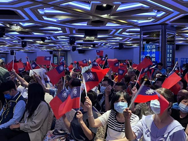 国民党全代会前首场造势活动「台中卢好、台湾越侯」，晚间在台中举办，现场涌入上千支持者。（林欣仪摄）