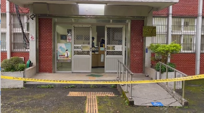 一名员警倒卧派出所值班台走道无生命迹象，初步判定无他杀嫌疑。（翻摄画面）