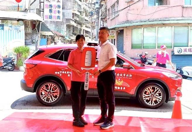 新北市淡水區「水碓福德宮」歷史悠久，近日以「回饋鄉里、造福鄉梓」的想法，捐贈1輛災情勘查車新北市消防局第三救災救護大隊蘆洲中隊。（黃敬文翻攝）