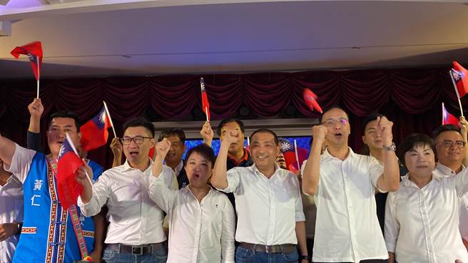 国民党台中市党部今天举办「台中卢好 越来越侯」总统与立委参选人联合恳托会。（张亦惠摄）