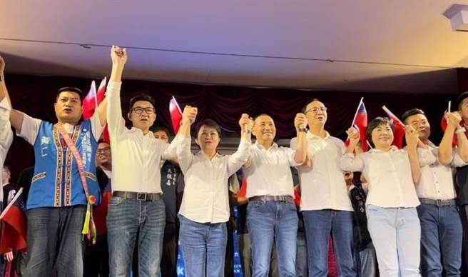 国民党19日举办「台中卢好、台湾越侯」首场造势活动，「燕子」、「汉子」同台。(林欣仪摄)