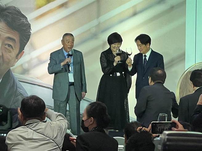 賴清德與安倍昭惠一同舉杯表達台日友好。（王揚傑攝）★《中時新聞網》關心您：飲酒過量，有礙健康。酒後不開車，安全有保障！