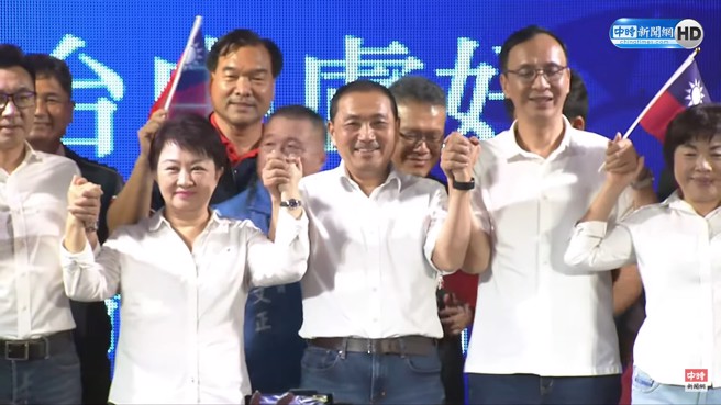 国民党总统参选人侯友宜(中)、台中市长卢秀燕(左)、国民党主席朱立伦(右)台中合体造势。（直播截图）