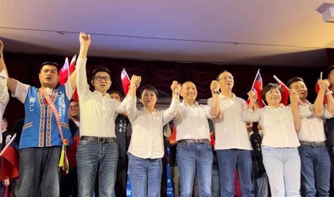 国民党19日举办「台中卢好、台湾越侯」首场造势活动，「燕子」、「汉子」同台。(林欣仪摄)