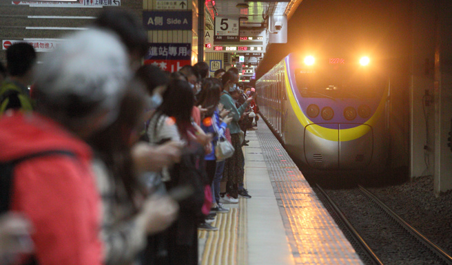 一名女网友愤怒表示，自己搭乘台铁区间车时，屡次遇到变态男子，在壅挤的车厢用下体狂顶她的屁股。（示意图，非当事画面／报系资料照）