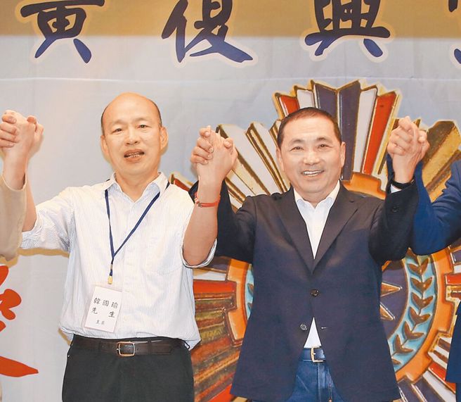 李胜峯认为，侯友宜(右)争取韩国瑜(左)支持者等深蓝选票信任感，是当务之急。（图／本报系资料照）