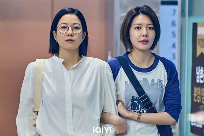 崔秀英（右）如愿跟偶像田慧振扮母女。（爱奇艺国际站提供）