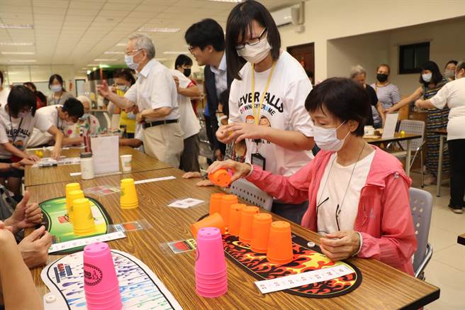 唐宝宝教银髮长辈玩迭杯。（社会局提供）