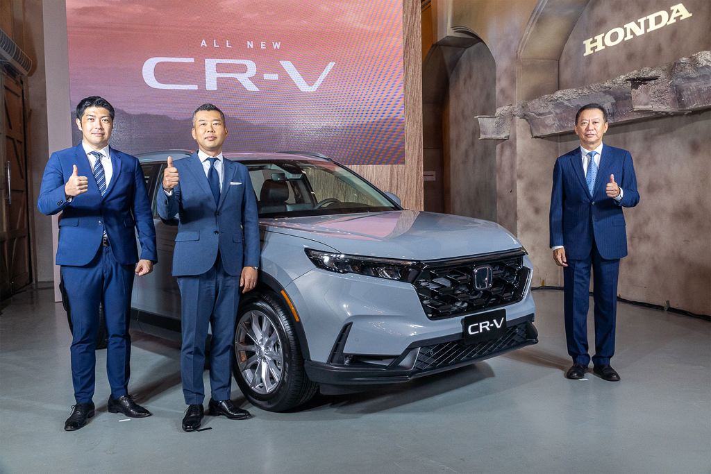 台灣本田董事長高岡篤史（中）親自發表新世代HONDA CR-V，預接單售價為VTi-S 108萬元、S 118萬元、Prestige 128萬元-（見圖）。（台灣本田提供／陳大任台北傳真）