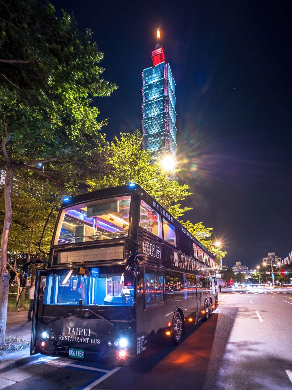 台北雙層餐車全景玻璃天窗可一覽信義區與東區迷人日夜美景，從不同視角感受台北魅力。（台北遠東香格里拉提供)